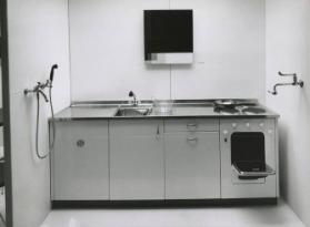 Ausstellung "Swiss Design" in London 1957 - White Cube mit Küchenzeile und Armaturen
