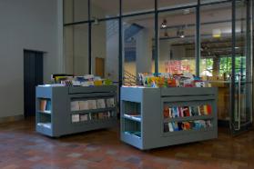 Museums-Foyer mit Bücherkorpus ; Ausstellungsstr. 60