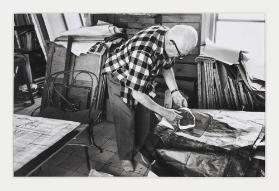 [Le Corbusier arbeitet an einer Collage im Atelier seines Appartement-Atelier, 24 Rue Nungesser-et-Coli, Paris]