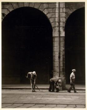 Bologna Schulreise ; Schienenarbeiter am Morgen früh in Bologna