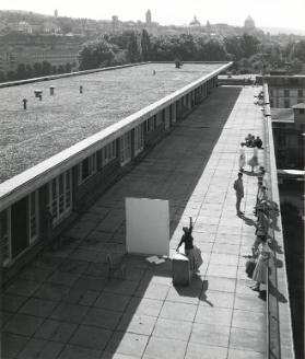 Terasse 5. Stock mit SchülerInnen und Blick über die Stadt