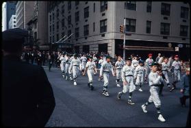 New York - Baseballjungen bei einer Parade E 52nd St/ Madison Avenue