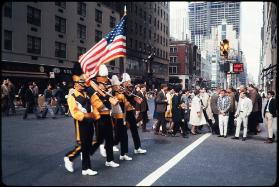 New York -  Strassenszene während einer Parade an der Ecke E 52nd St/ Madison Avenue