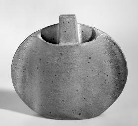 Abgeflachte Vase mit Pfeiler