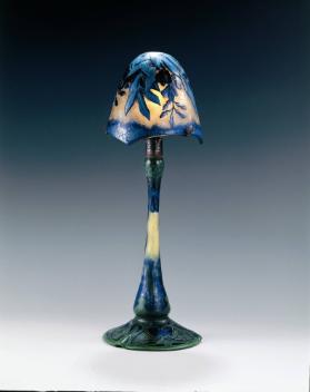 Abb. 278 : Daum Frères, Tischlampe " Glycine "; Überfangglas, Pulvereinschmelzungen, geätzt, ge…