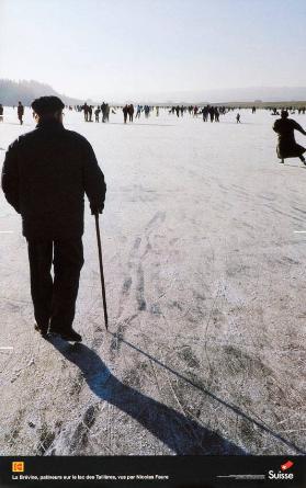 La Brévine, patineurs sur le lac des Taillères, vus par Nicolas Faure - Suisse