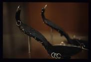 TYRANN ; SCHUHE MACHEN KLEIDER ; Bild 7 ;  Ausstellungsgestaltung ; Schuhe (schwarz gebogene Fe…