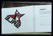 SALE ; Bild 8 ; Ausstellungsgestaltung ; Vitrine Dossier mit Logo SALE
