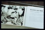 SALE ; Bild 9 ; Ausstellungsgestaltung ; Vitrine Theoret. Dipl. Arbeit Kleider auf Zeit
