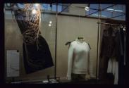 PLATTFORM. Bild 4,  Ausstellungsgestaltung: Teile der Kollektion

