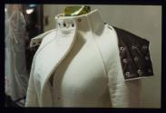 PLATTFORM. Bild 5, Ausstellungsgestaltung: Detail weisse Filzjacke

