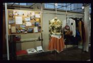 A.RUFLI ; Tapetenwechsel - viele Grüsse ; Bild 4 ; Ausstellungsgestaltung ; Pinnwand Vitrine Ko…