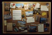 A.RUFLI ; Tapetenwechsel - viele Grüsse ; Bild 5 ; Ausstellungsgestaltung ; Pinwand mit Briefen…