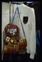 A.RUFLI ; Tapetenwechsel - viele Grüsse ; Bild 7 ; Ausstellungsgestaltung ; weisse Strickjacke …
