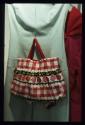 A.RUFLI ; Tapetenwechsel - viele Grüsse ; Bild 9 ; Ausstellungsgestaltung Tasche outfit Firenze…