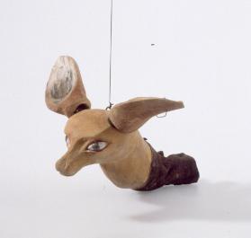 Kalif Storch: Füchsin, Kopf aus der Höhle streckend