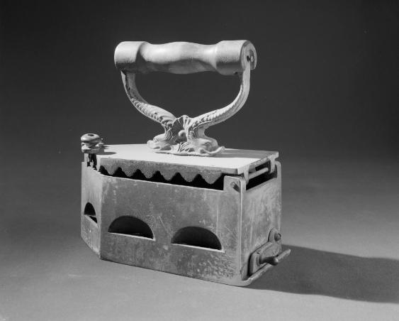 Holzkohlenbügeleisen