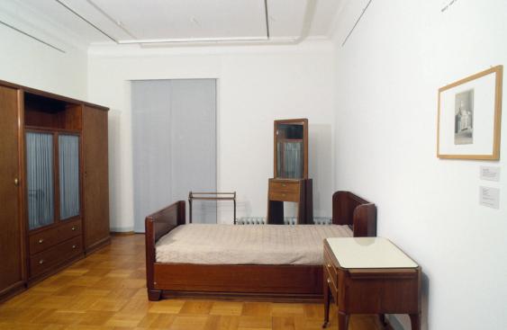Schlafzimmer des Vaters Luchsinger: Spiegelmöbel