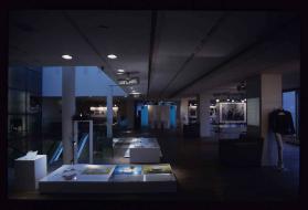 piece de resistance ; Blick ins 5. OG BALLY ; Ausstellung   (Rolltreppe)
