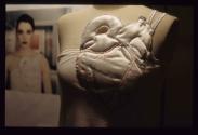AWAKENING ; Ausstellungsgestaltung Büste mit Kleid und Herz Detail
 


