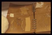 Amulett ; Ausstellungsgestaltung : Dossier mit Mat. Muster und Entwurfszeichnung




