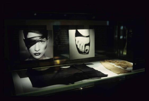 " Fussnoten " ; Bild A ; Bally  Vitrine Angela Tomas