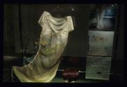 Time in between ; Bild 6 ; Ausstellungsgestaltung Vitrine mit Kleid und Text zum Projekt


