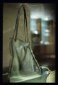 Time in between ; Bild 7 ; Ausstellungsgestaltung Vitrine mit Tasche, Accdessoires 


