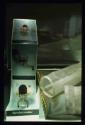 Synchronisation ; Bild 4 ; Ausstellungsgestaltung  Vitrine Leporello , transp. Ob.Teil B
 

…