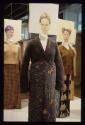 Liebe machen ; Ausstellungsgestaltung drei Outfits mit Illustrat. Frauentyp