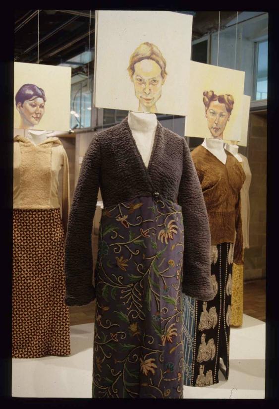 Liebe machen ; Ausstellungsgestaltung drei Outfits mit Illustrat. Frauentyp