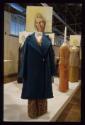 Liebe machen ; Ausstellungsgestaltung (blauer Mantel) blonde Frau