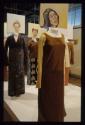 Liebe machen ; Ausstellungsgestaltung braun. ärmelloses Kleid (Frau braunes Haar)