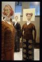 Liebe machen ; Ausstellungsgestaltung drei Outfits  (li. braun Strickpulli)