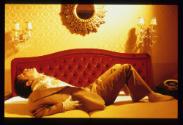 Projekt Gloves ; Pin-up ; Bild 3 ; Fotostrecke (liegend auf Bett D)
