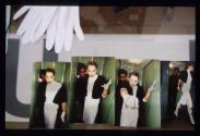 Projekt Gloves ; 00.00 h : vanno ; Bild 7 ; Ausstellungsgestaltung Vitrine Brosch. und weisse H…
