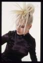 Projekt Gloves ; Freche Gediegenheit ; Bild 2 ;  Fotostrecke Bild C (blond brustbild 3/4 Ansich…