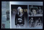 SUITO und Shiny ; Bild 4 ; Ausstellungsgestaltung  Fenster B ; Fotostrecke und Teile der Kollek…