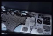 SUITO und Shiny ; Bild 5 ; Ausstellungsgestaltung  Fenster B ; Auslage Teile der Kollektion