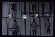 at work ; Bild 3 ; Ausstellungsgestaltung Fenster F : Fotostyling Vorderansicht B


 
