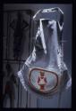 at work ; Bild 5 ; Ausstellungsgestaltung Fenster F : Teil der Kollektion  Schürze Srvice


…
