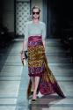 02 Dries Van Noten, Damenkollektion Frühjahr/Sommer Look 8, Rock: Sari aus Seide,
Top: Seide, …
