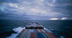 04 Allan Sekula, Panorama. Auf dem Atlantischen Ozean, aus Fish Story, C-Print, 1993,
Courtesy…
