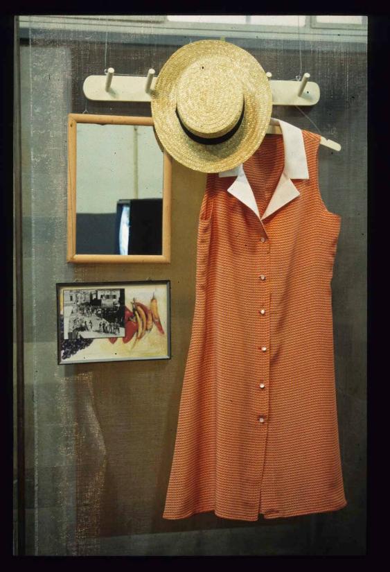 era, Ausstellungsgestaltung: Spiegel, Hut, Bluse...