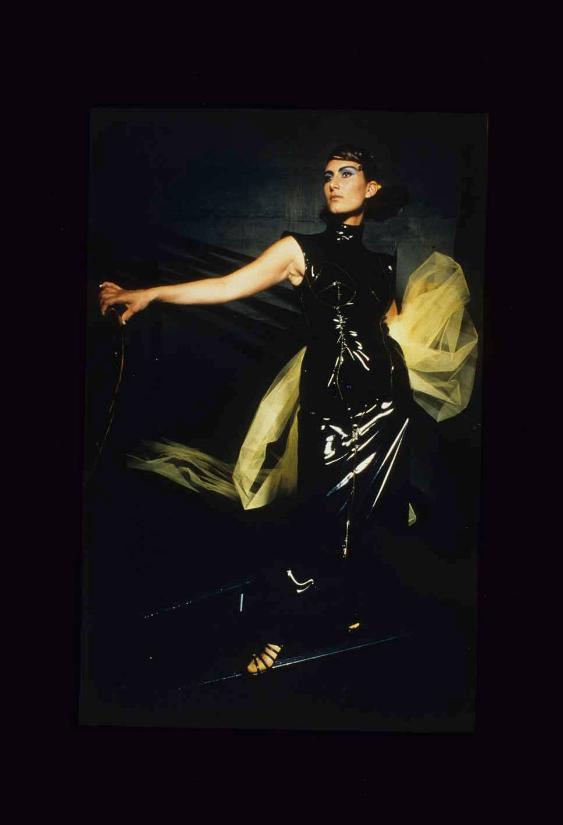 Die Vergangenheit der Zukunft: Fotostrecke outfit Latex schwarz gelber Tüll.