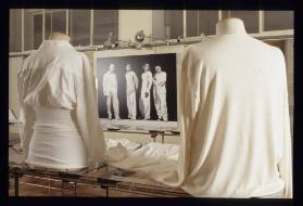 Strick und Jersey in der Männerbekleidung ; Ausstellungsgestaltung Jersey Teile  Fotostyling

…