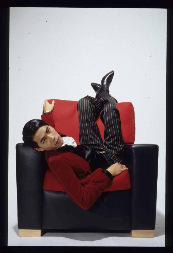 "Smart/Smarty" (Bild: Pierre et Gilles, `Deee Lite`1990), Bild A: Fotostrecke A (roter Veston g…