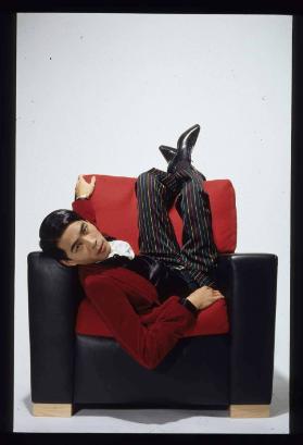 "Smart/Smarty" (Bild: Pierre et Gilles, `Deee Lite`1990), Bild A: Fotostrecke A (roter Veston g…