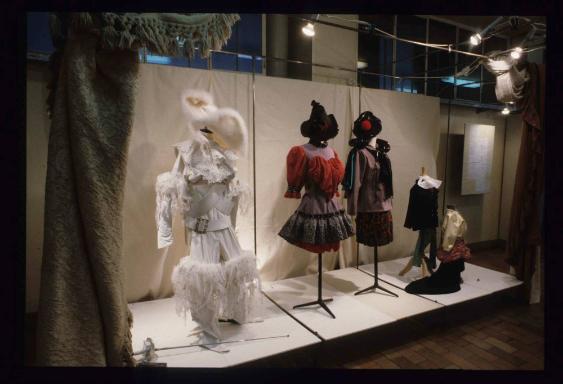 Kollektion 'les Privilèges' ; Ausstellungsgestaltung : Korridor 4. Stock HGKZ