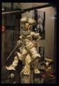 Kollektion 'les Privilèges' ; Ausstellungsgestaltung : Vitrine Tonfigur Seeräuber-Braut